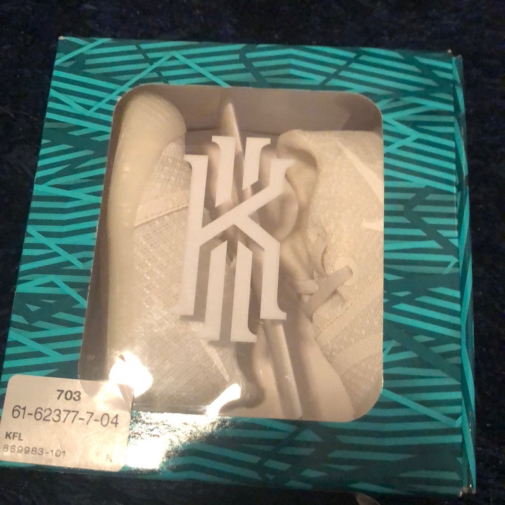 Practically brand new Kyrie 3 (BVC) 3c shoes
